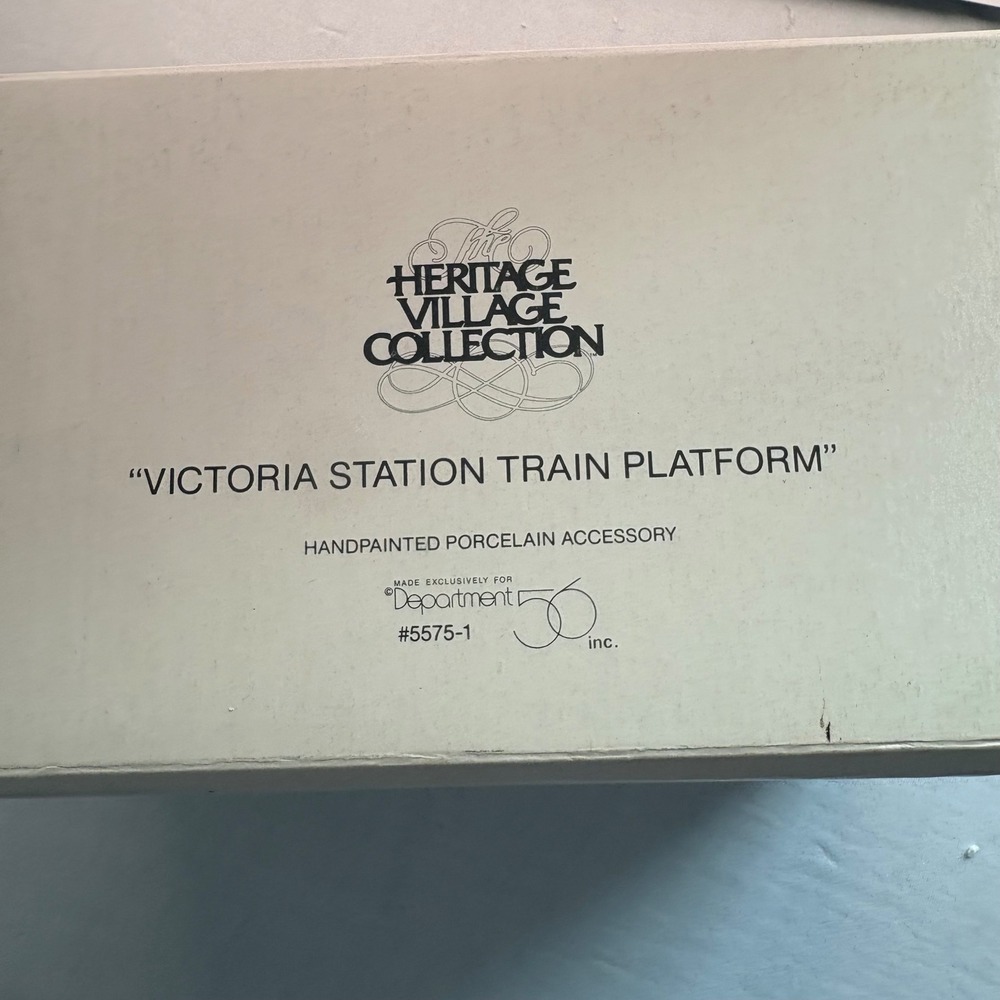 Dept 56 Heritage Village Victoria Station Train Platform Green Brown 5575-1 - Picture 7 of 7